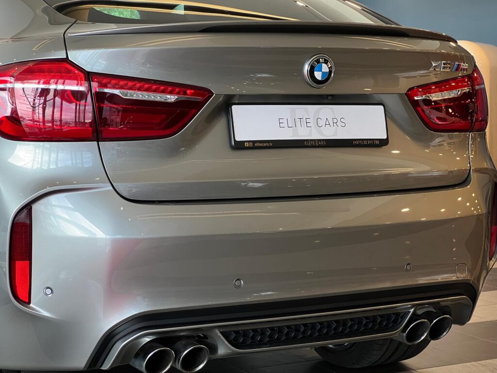 Sudraba krāsā BMW ar Elite cars numurzīmi