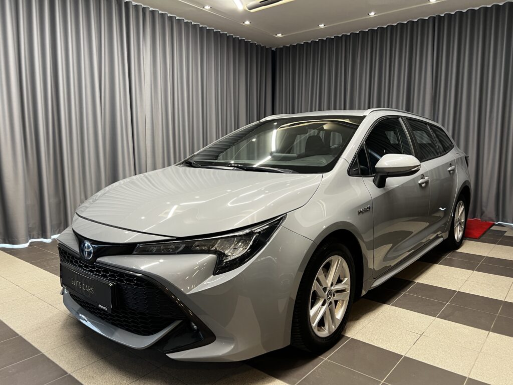 Pelēks toyota salonā