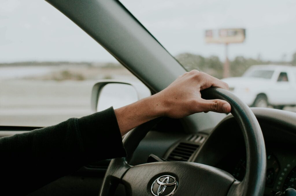 Cilvēks brauc ar auto