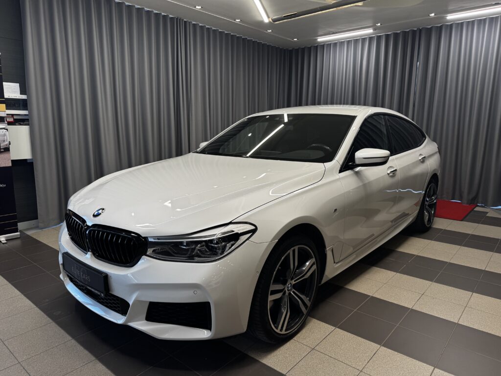 Balts bmw elite cars salonā