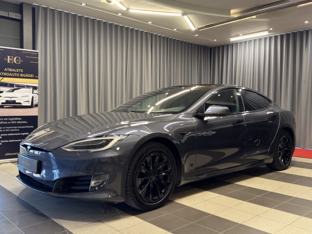 Tumši zila tesla elite cars salonā