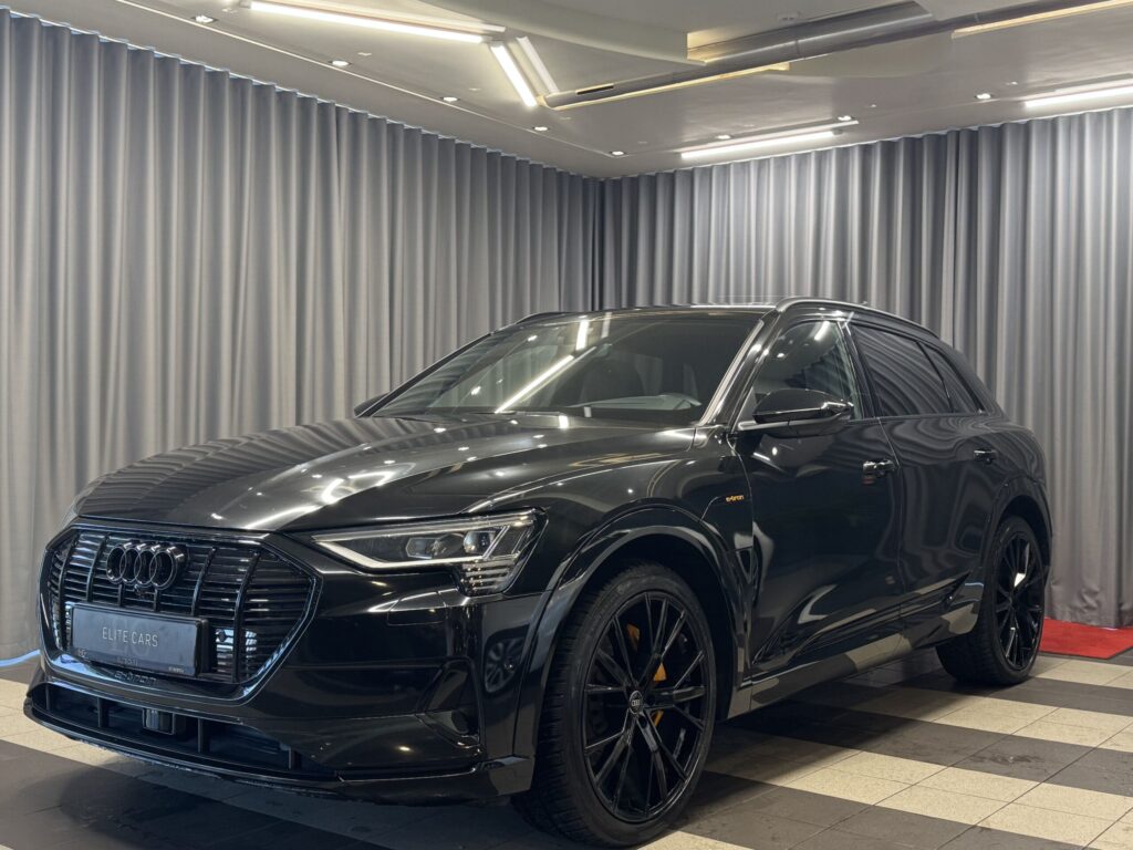 Melns audi e-tron