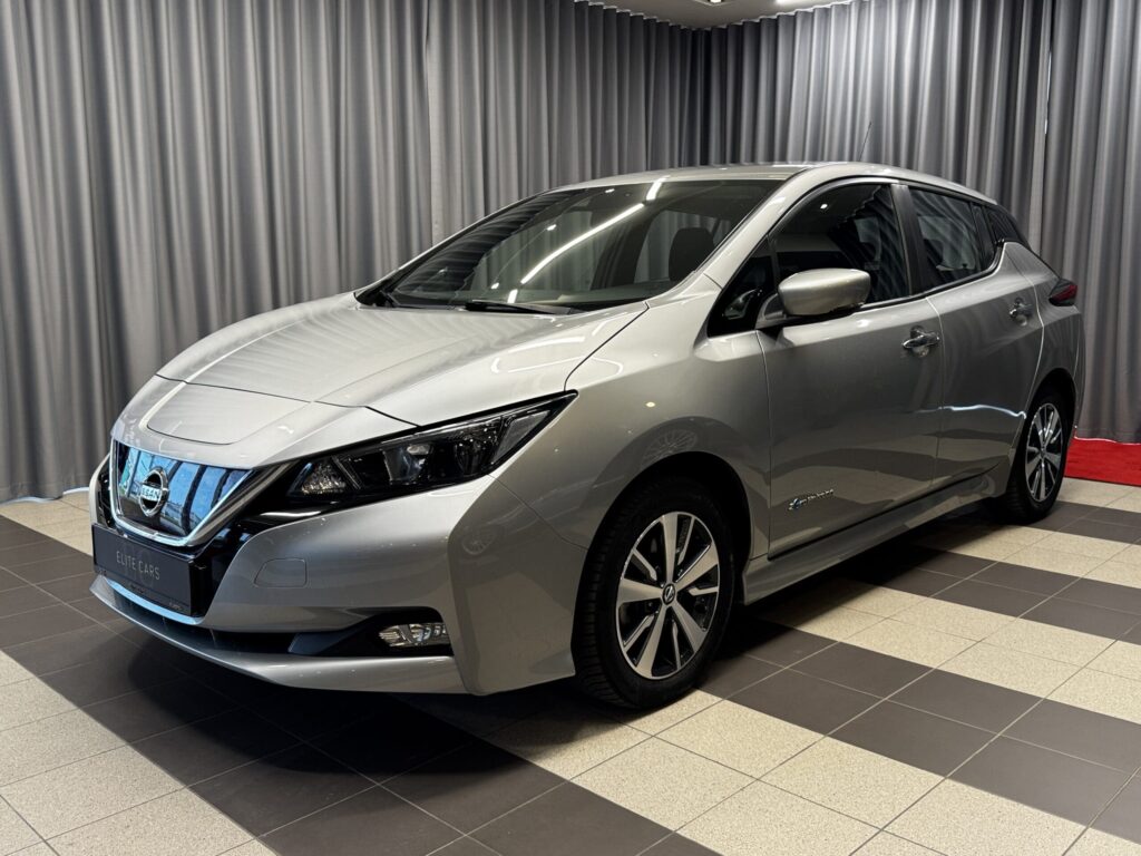 Pelēks nissan leaf