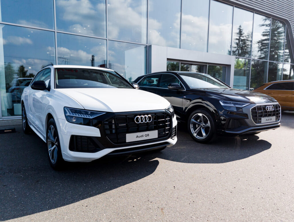 2 audi q8 pie salona