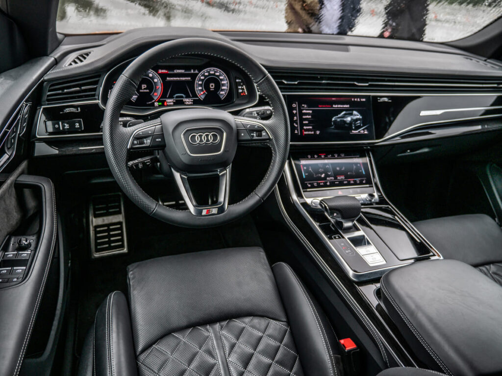 Audi Q8 melns salons