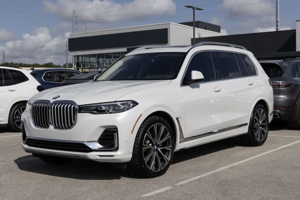Balts bmw x7 parkingā