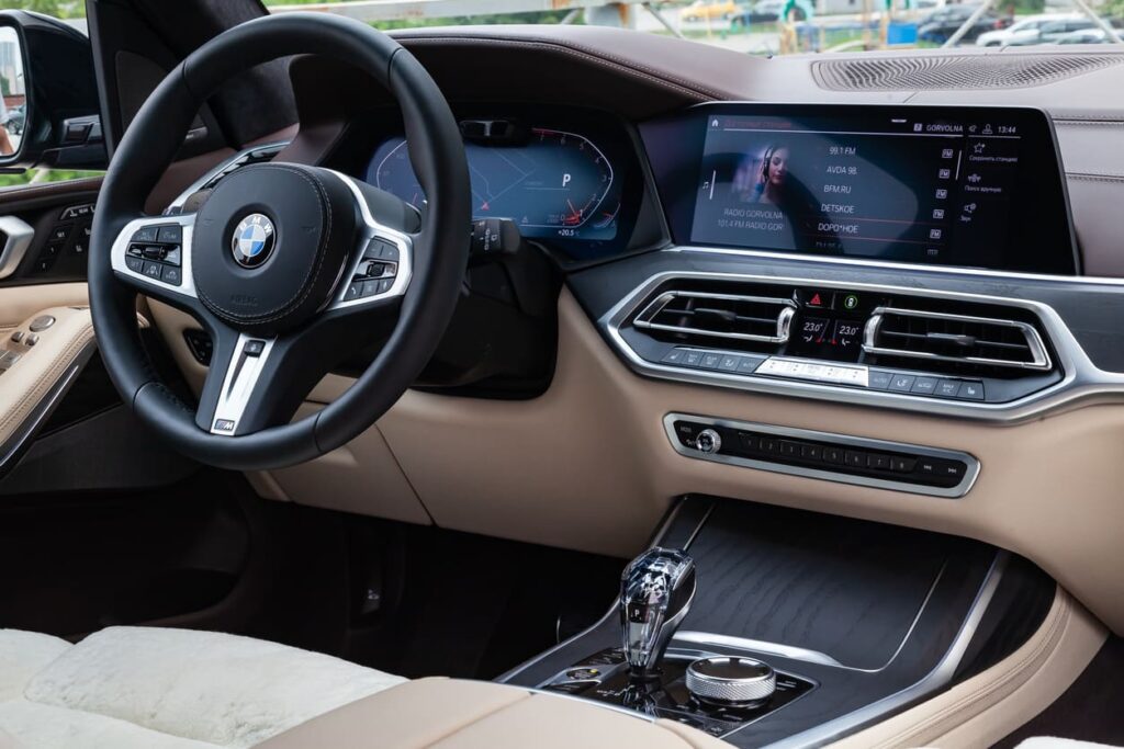 Gaišs bmw x7 salons