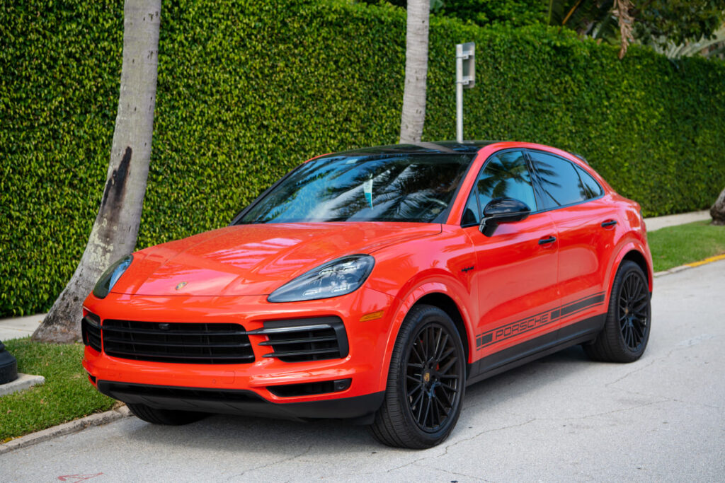 Orandžs porsche cayenne