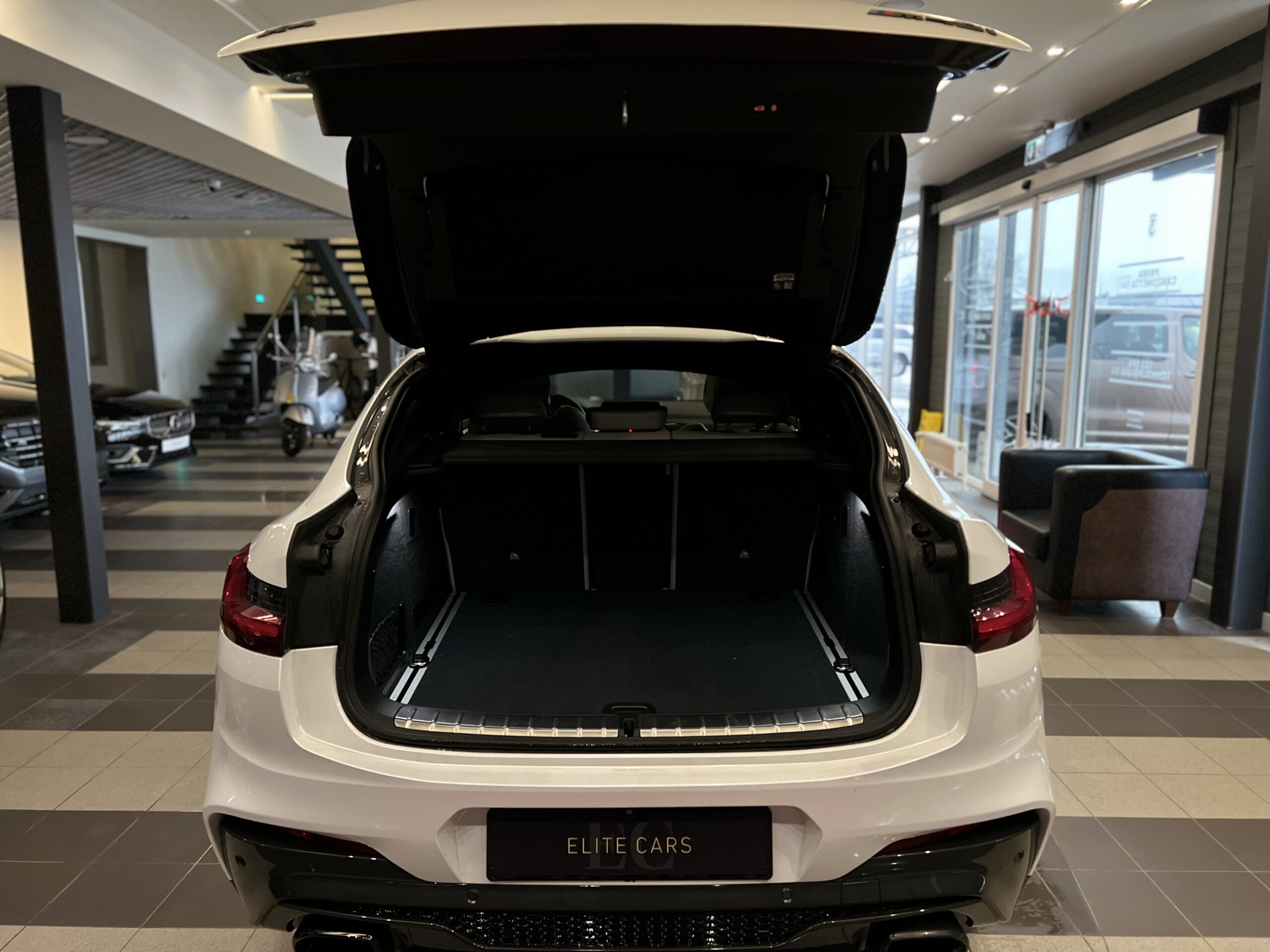Car image 7
