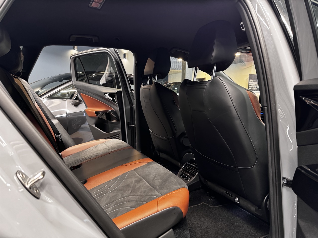 Car image 23