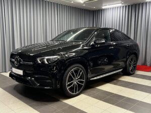 Melns mercedes džips