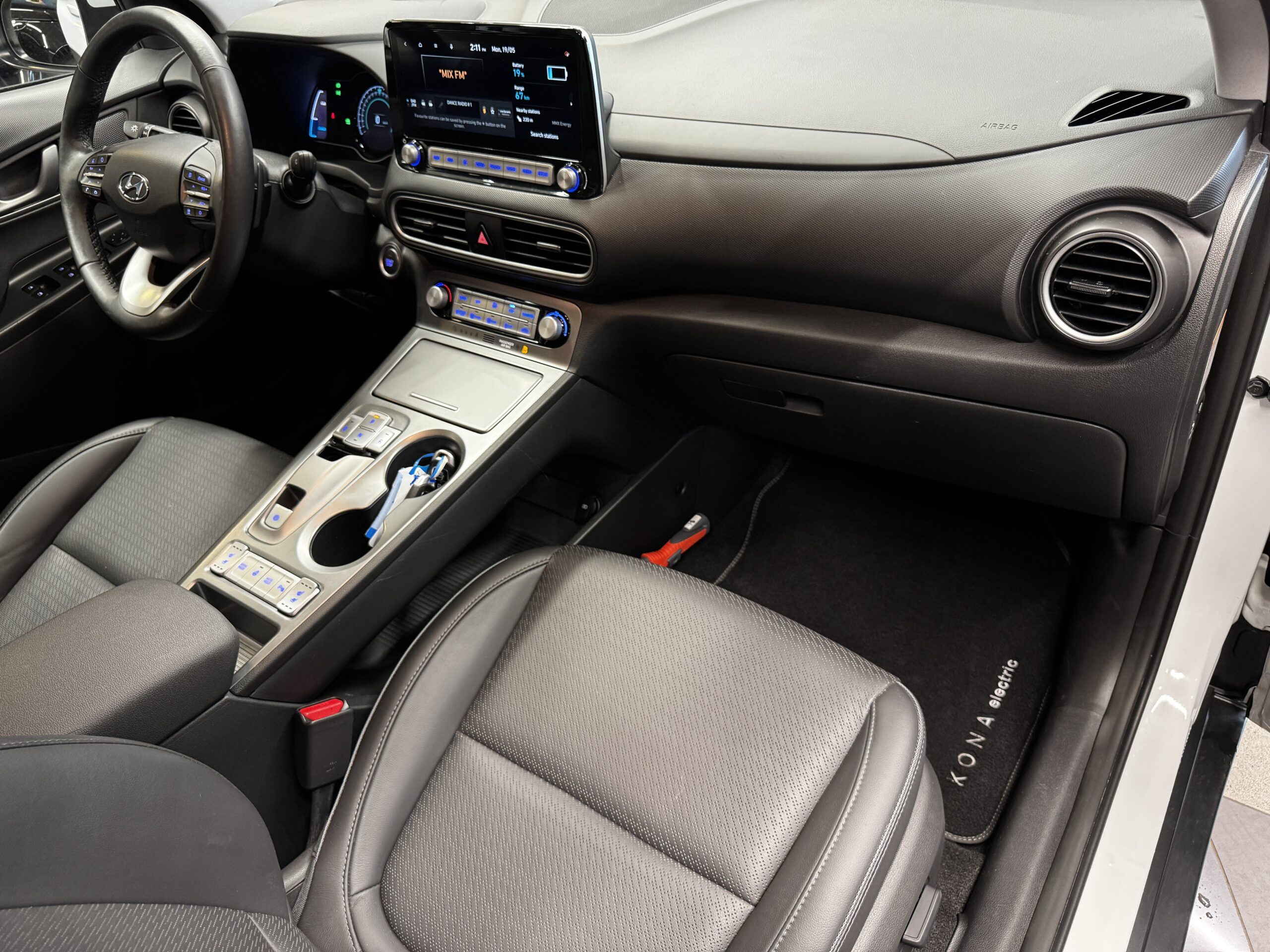 Car image 14