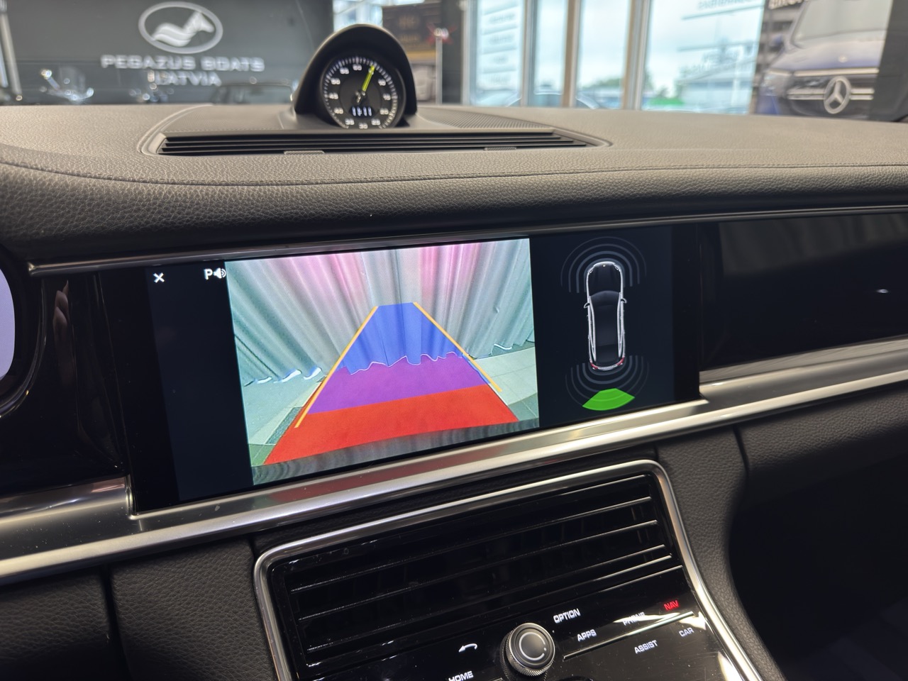 Car image 12