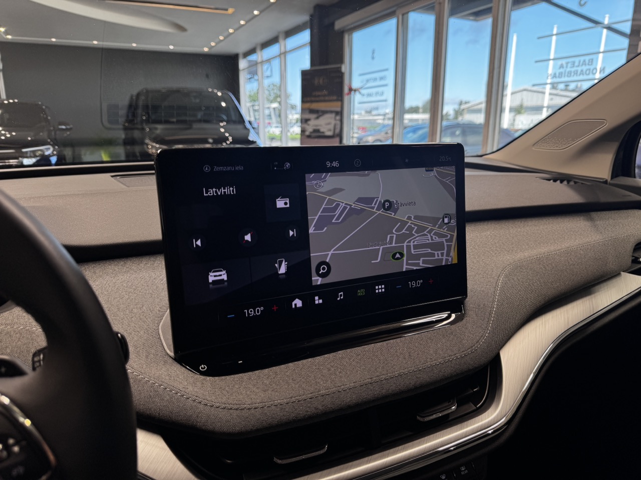 Car image 11