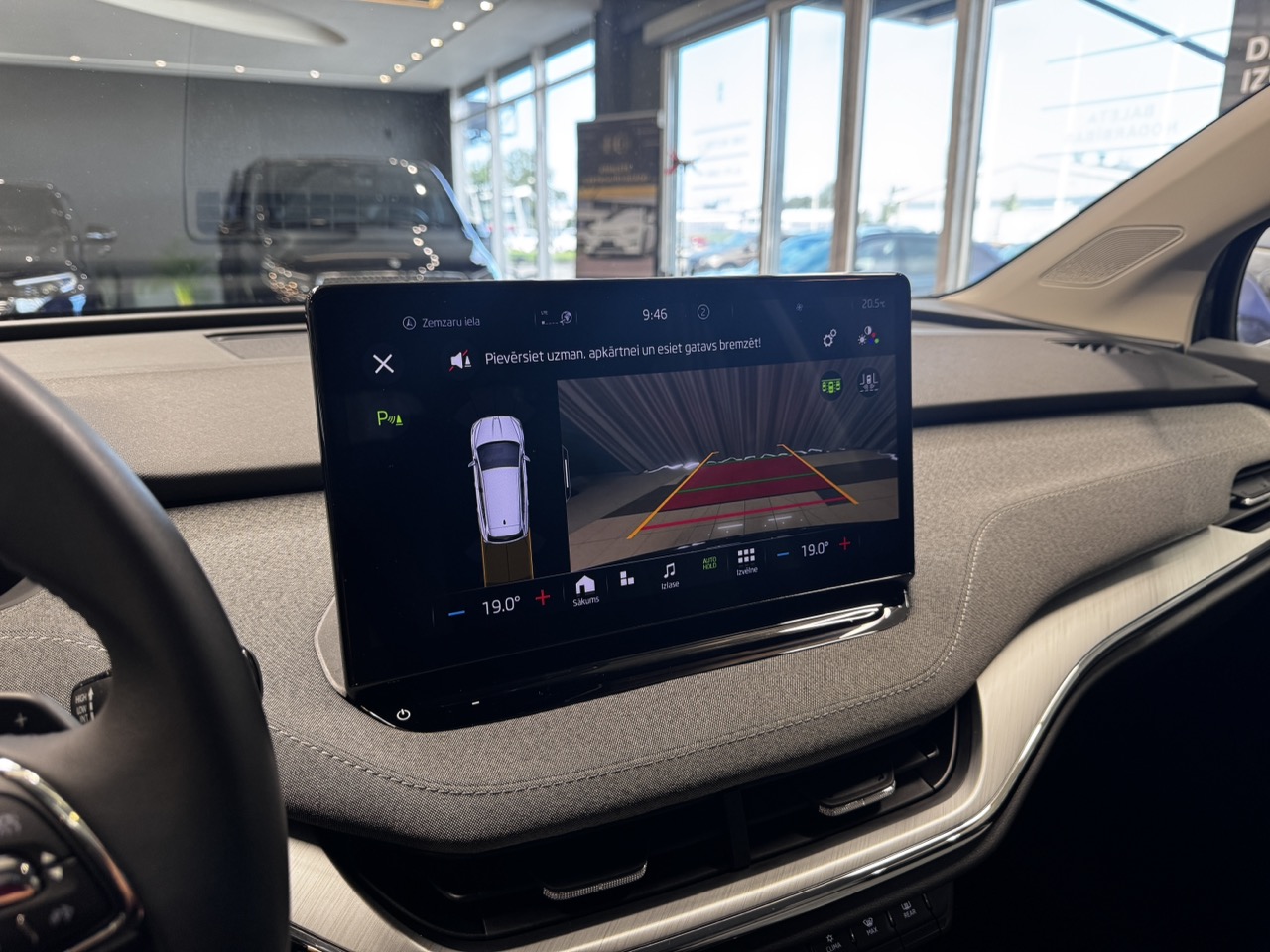 Car image 12