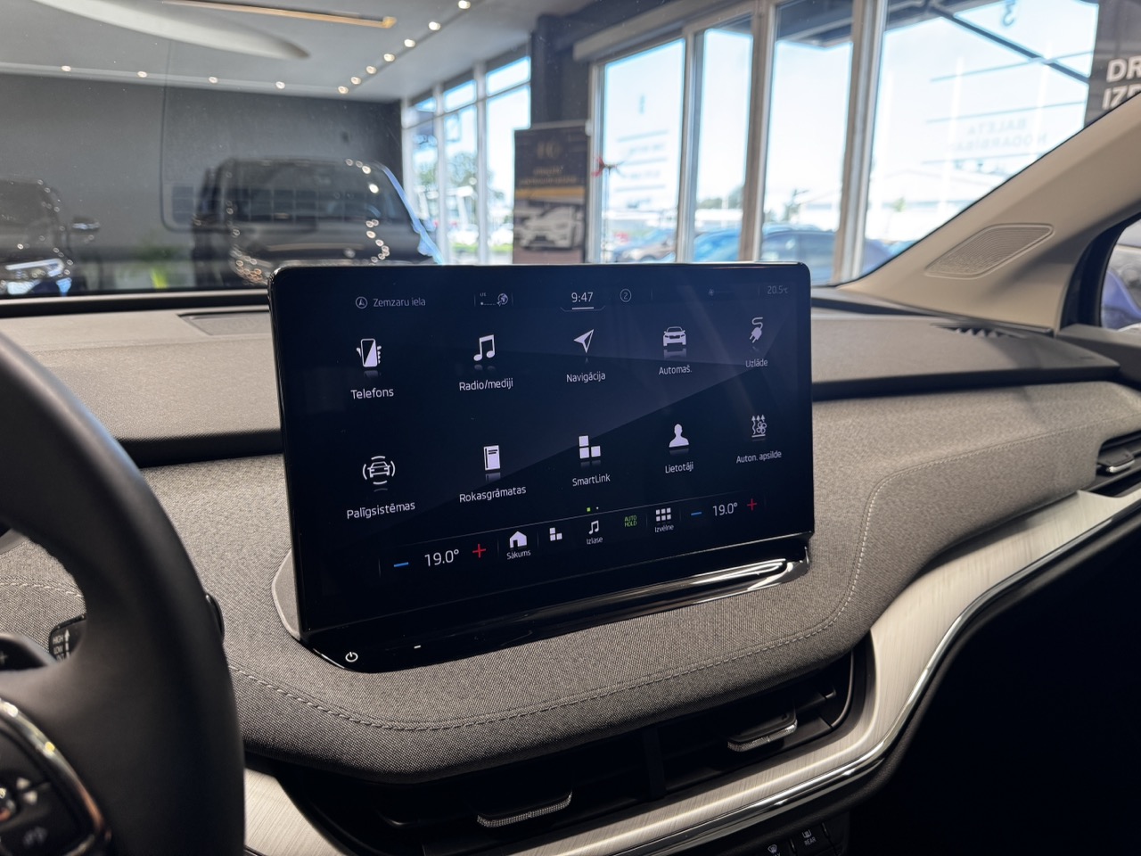 Car image 13