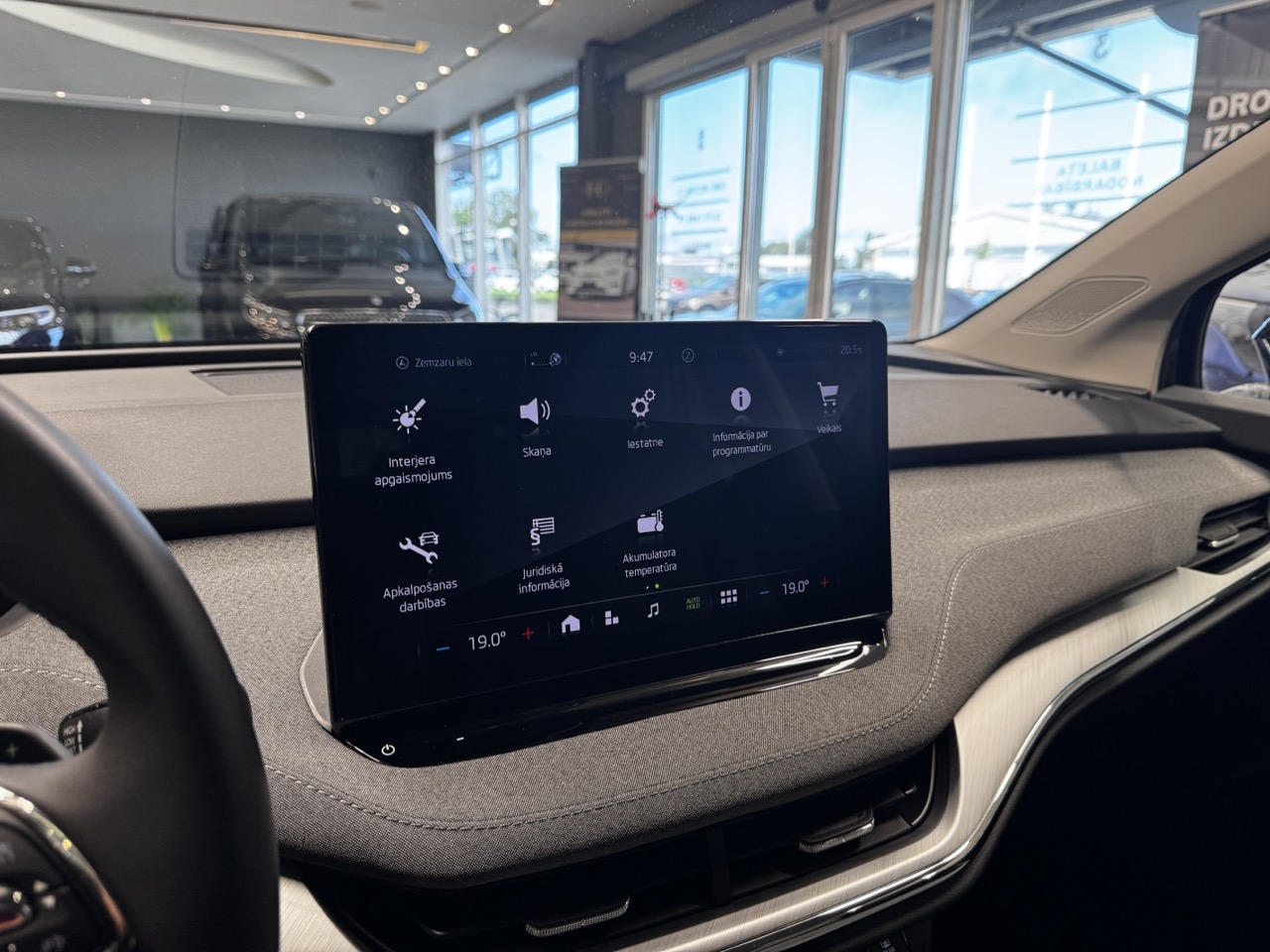 Car image 14