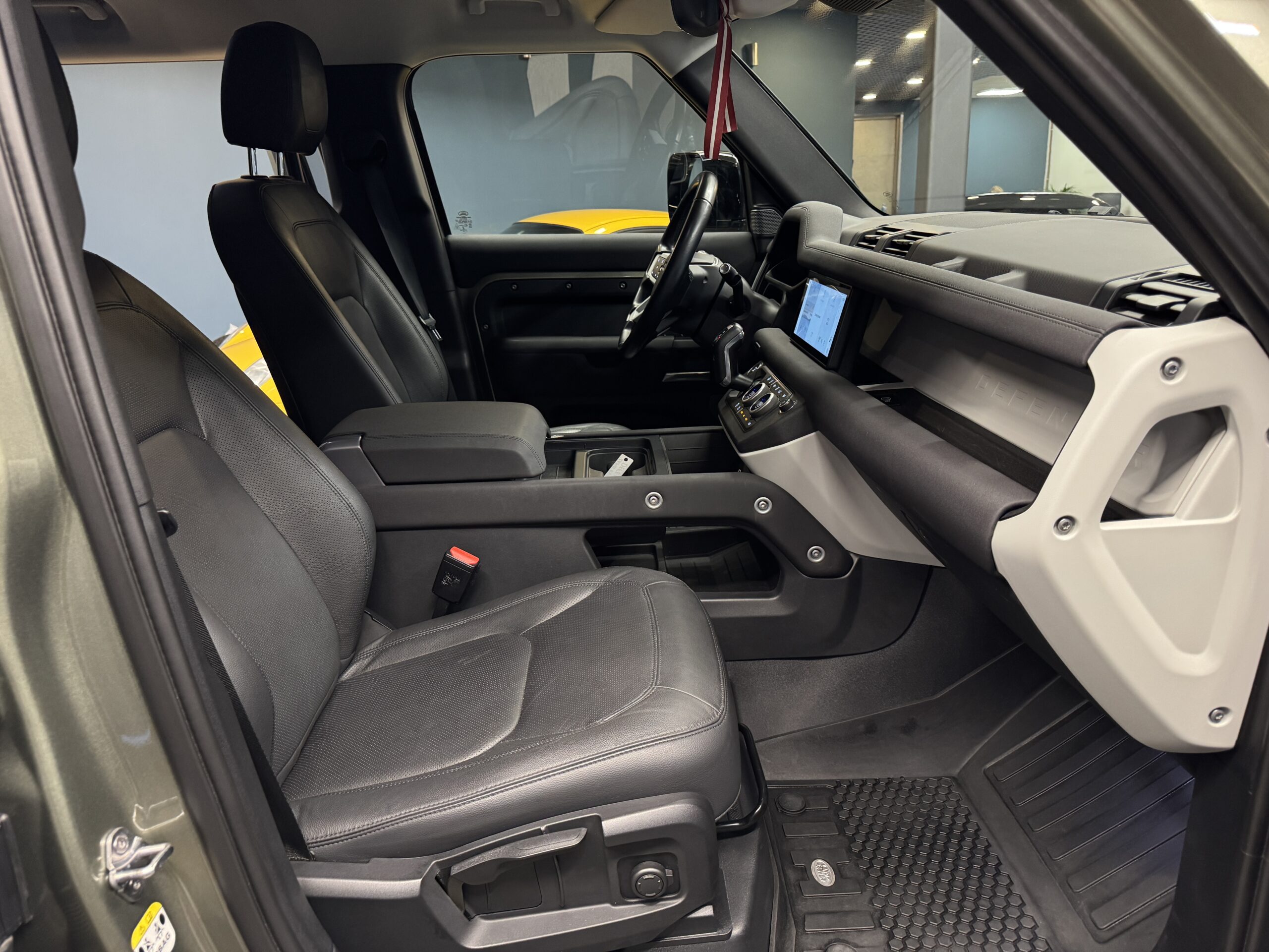 Car image 13