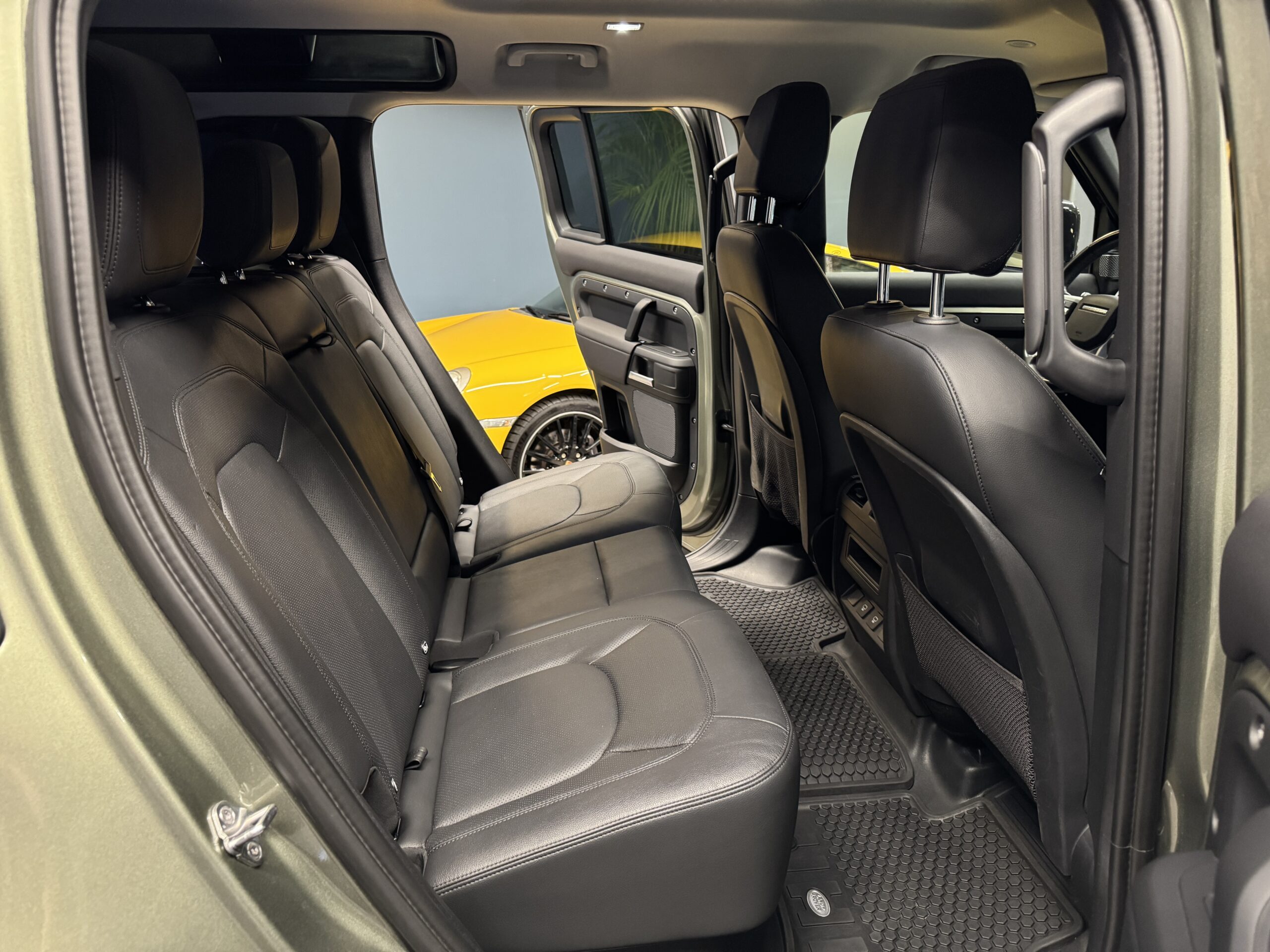 Car image 16