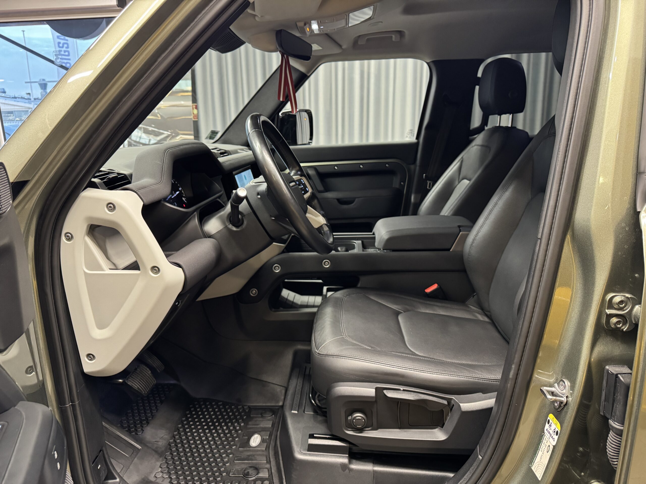 Car image 9