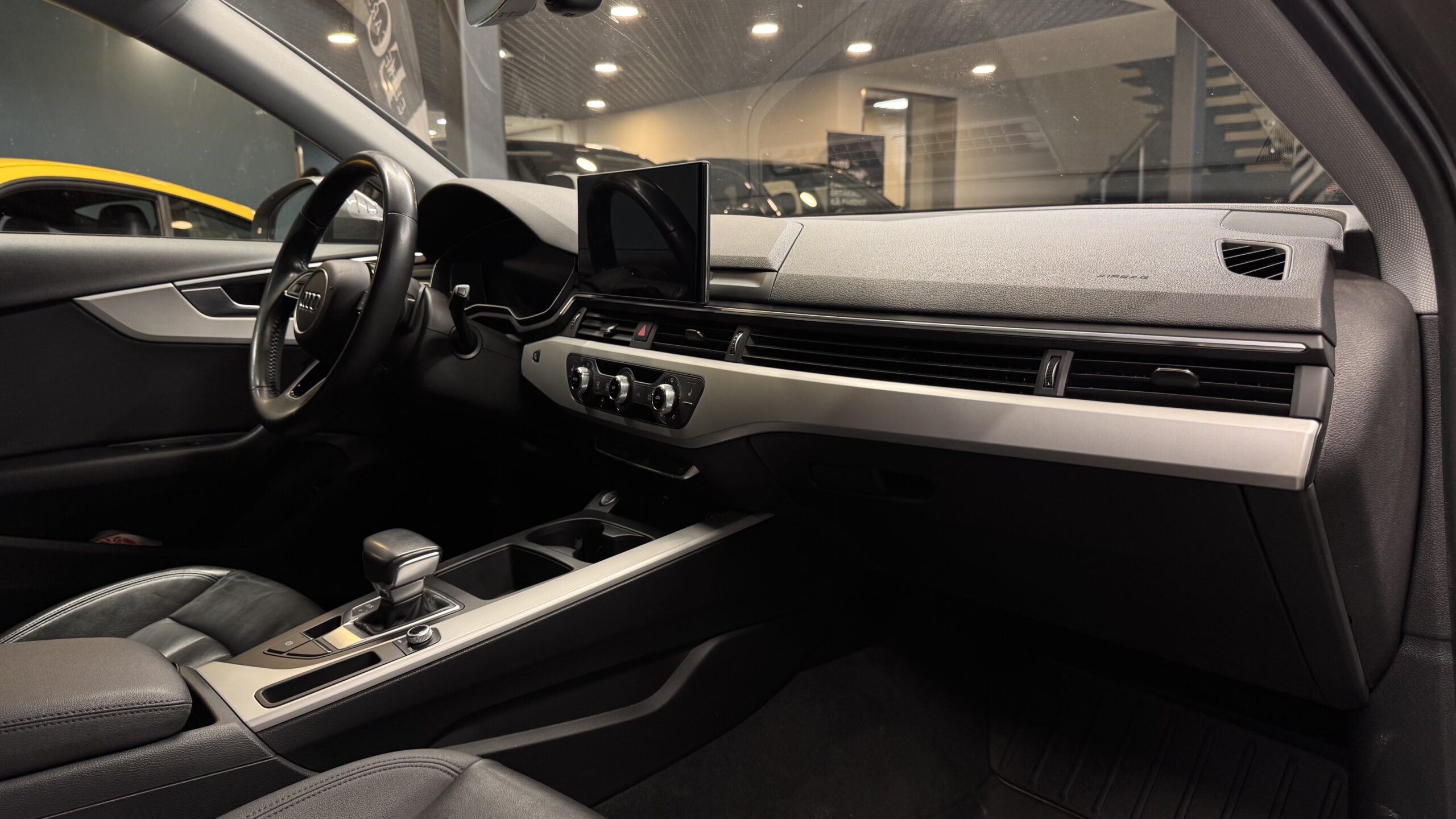 Car image 11
