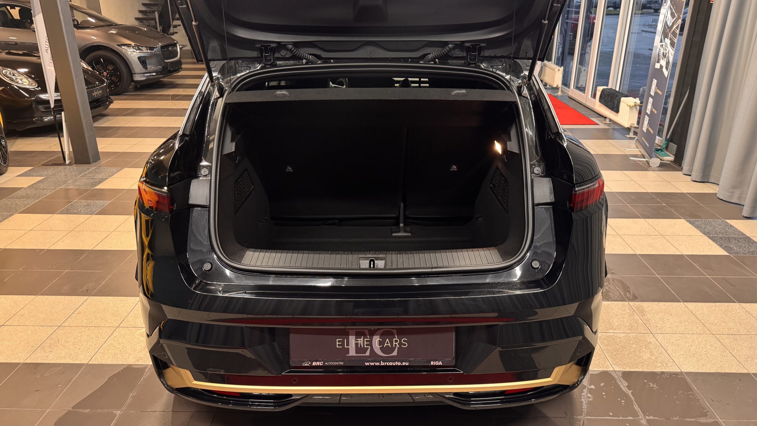 Car image 12