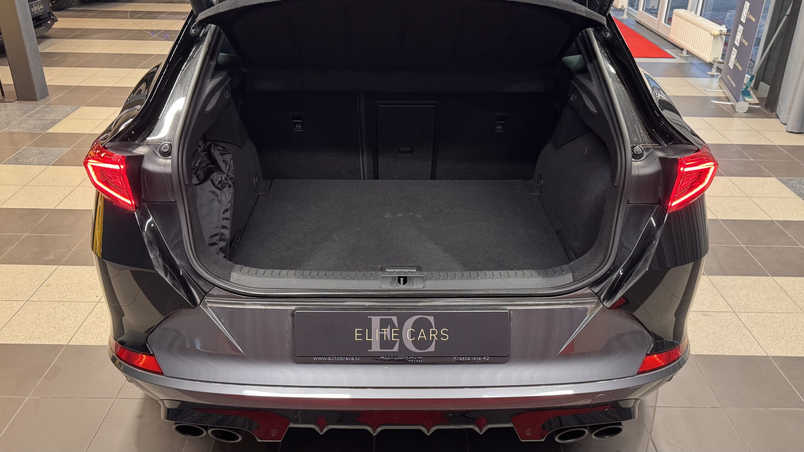 Car image 13