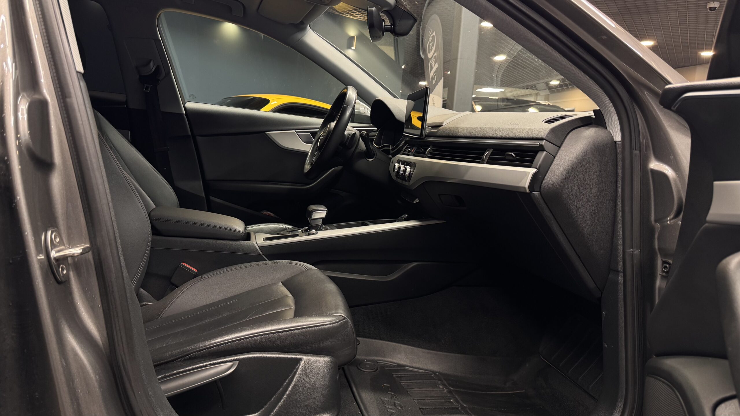 Car image 9
