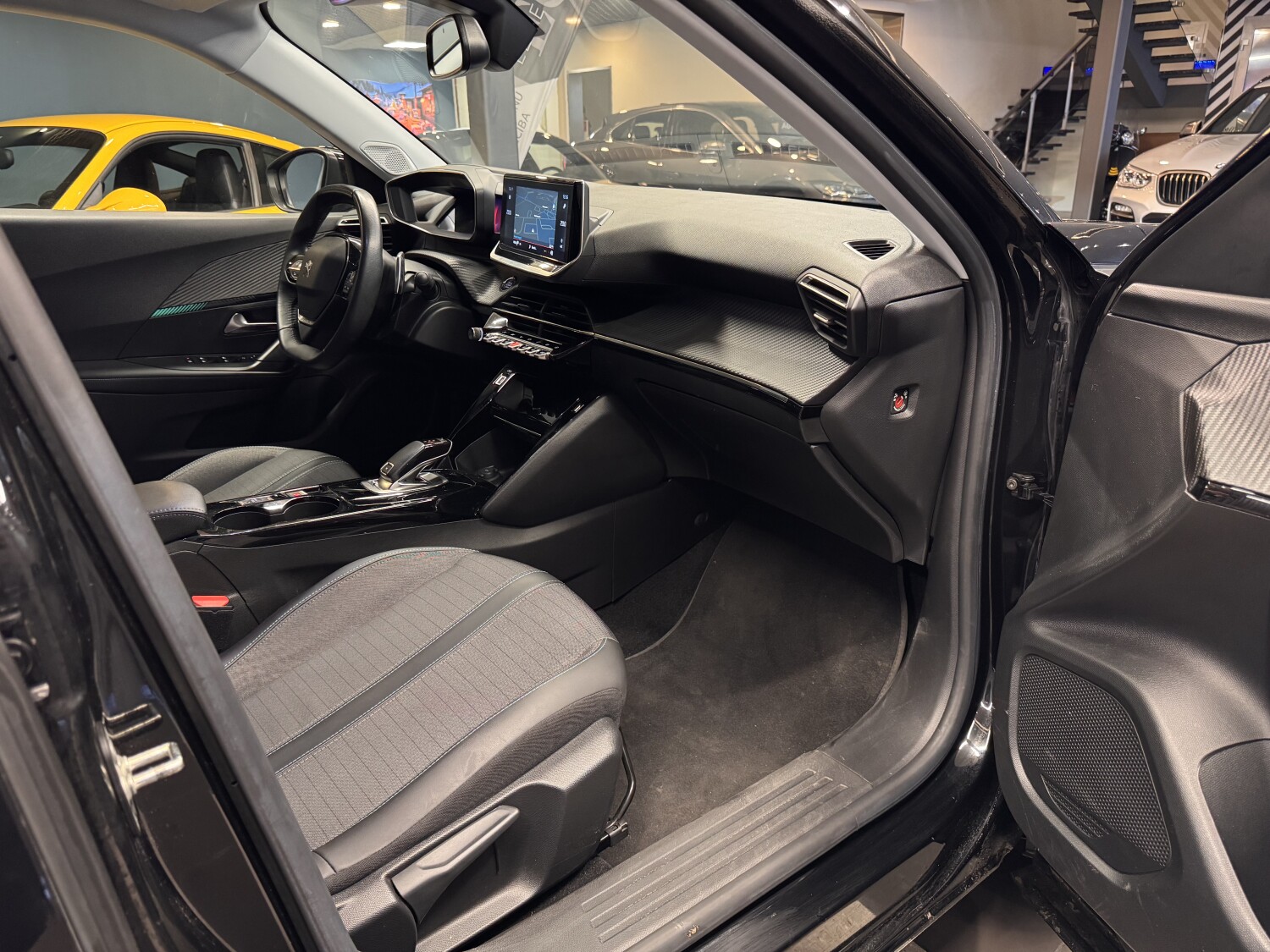 Car image 12