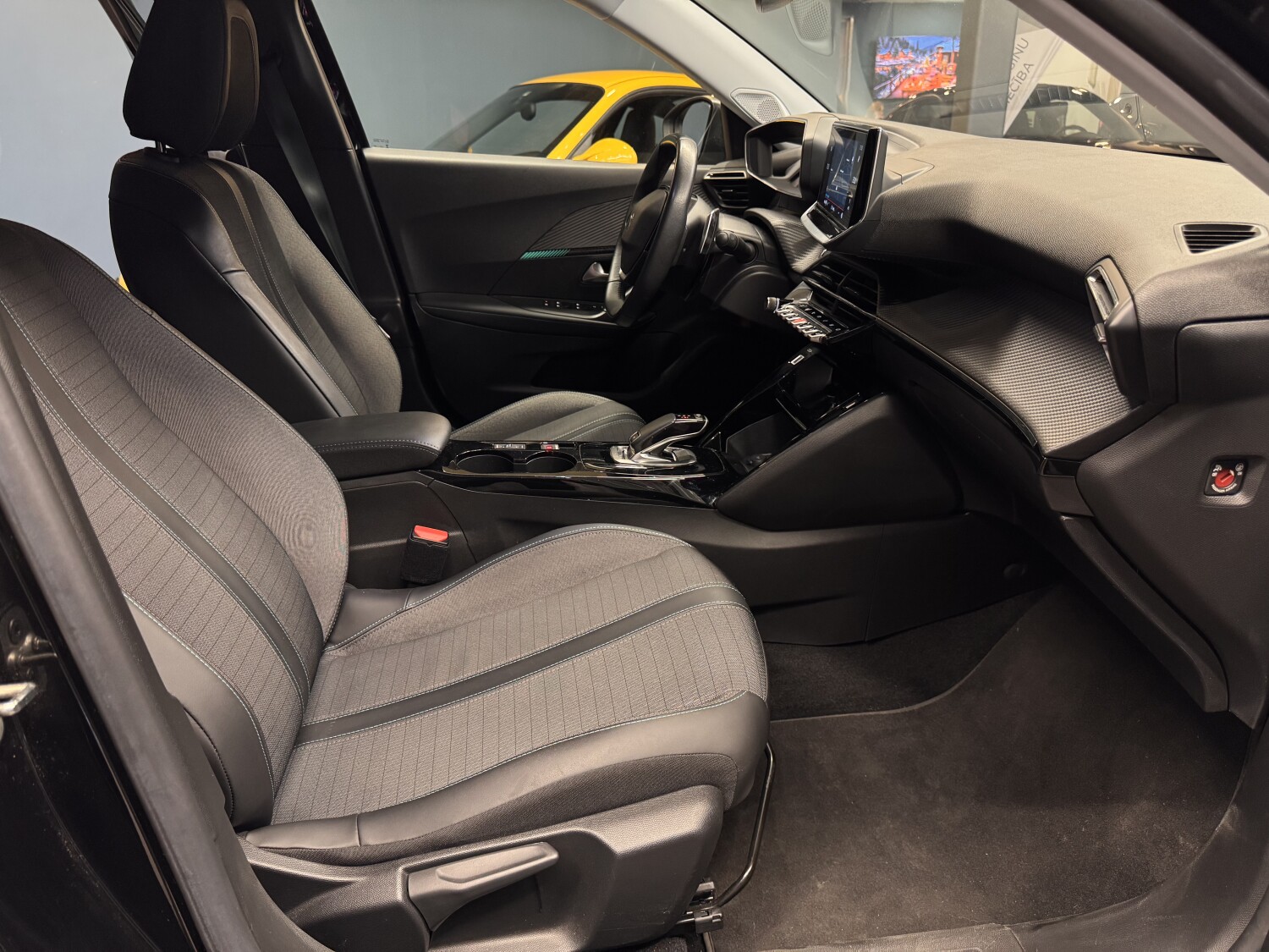 Car image 13