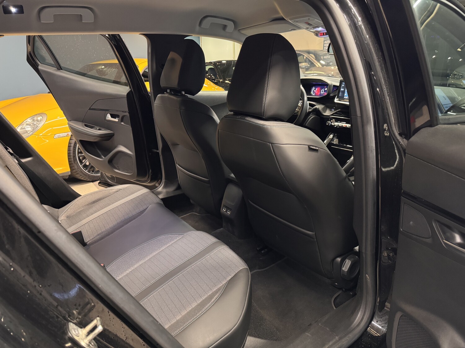 Car image 14