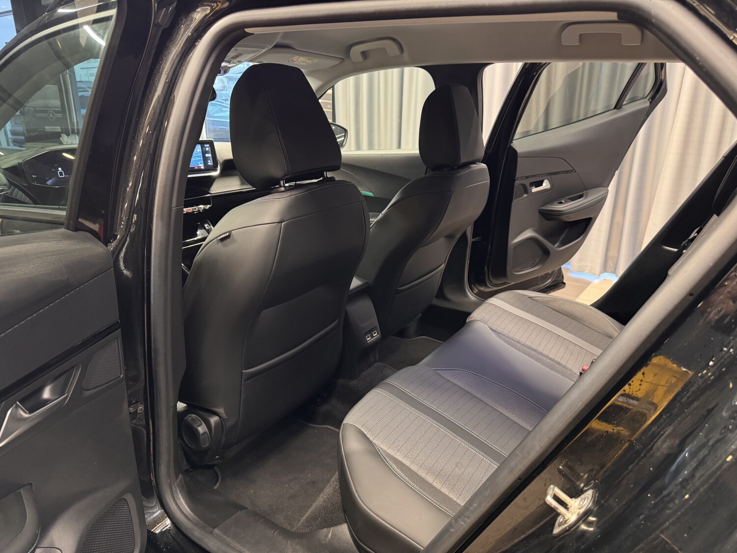 Car image 15