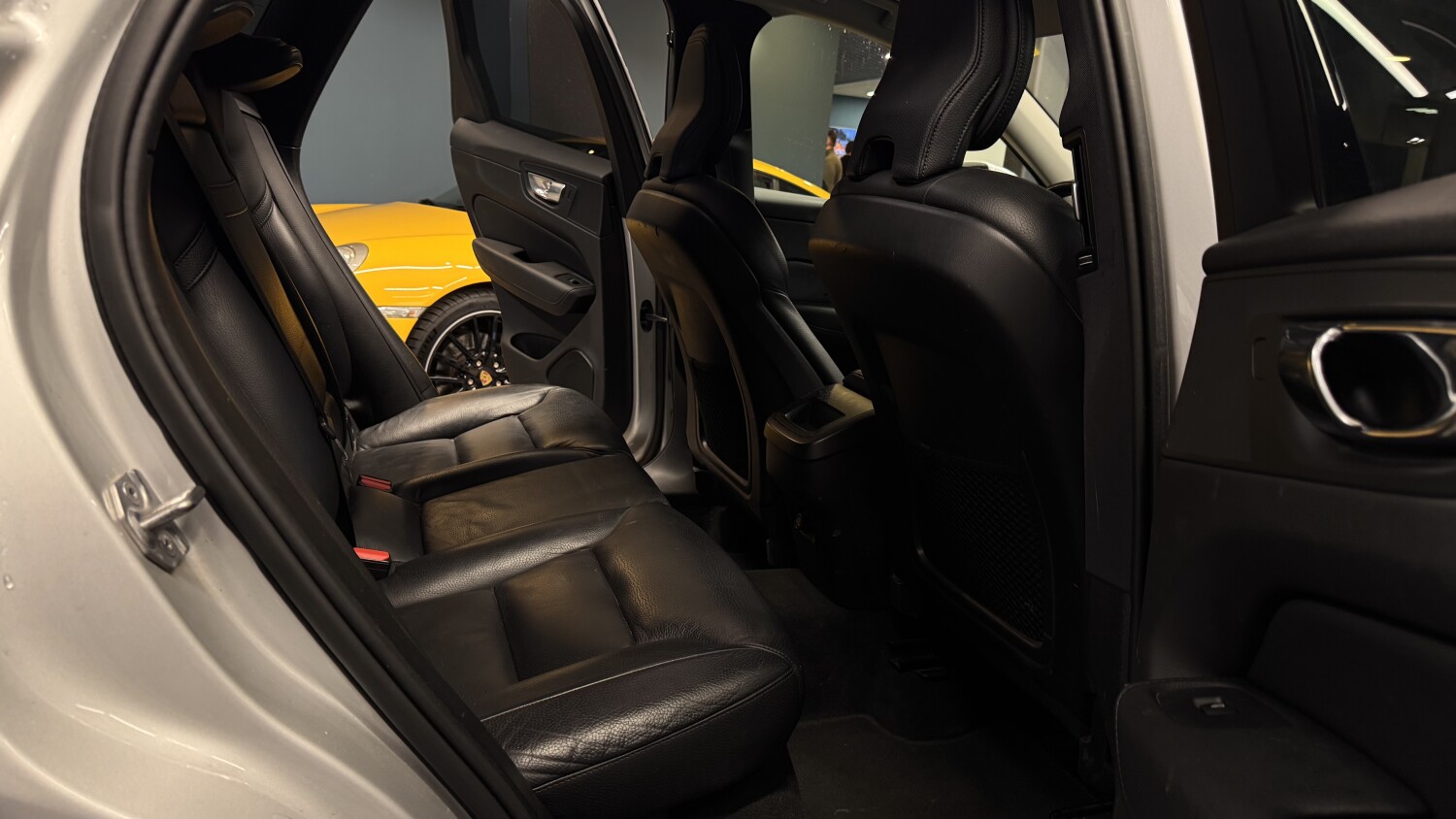 Car image 20