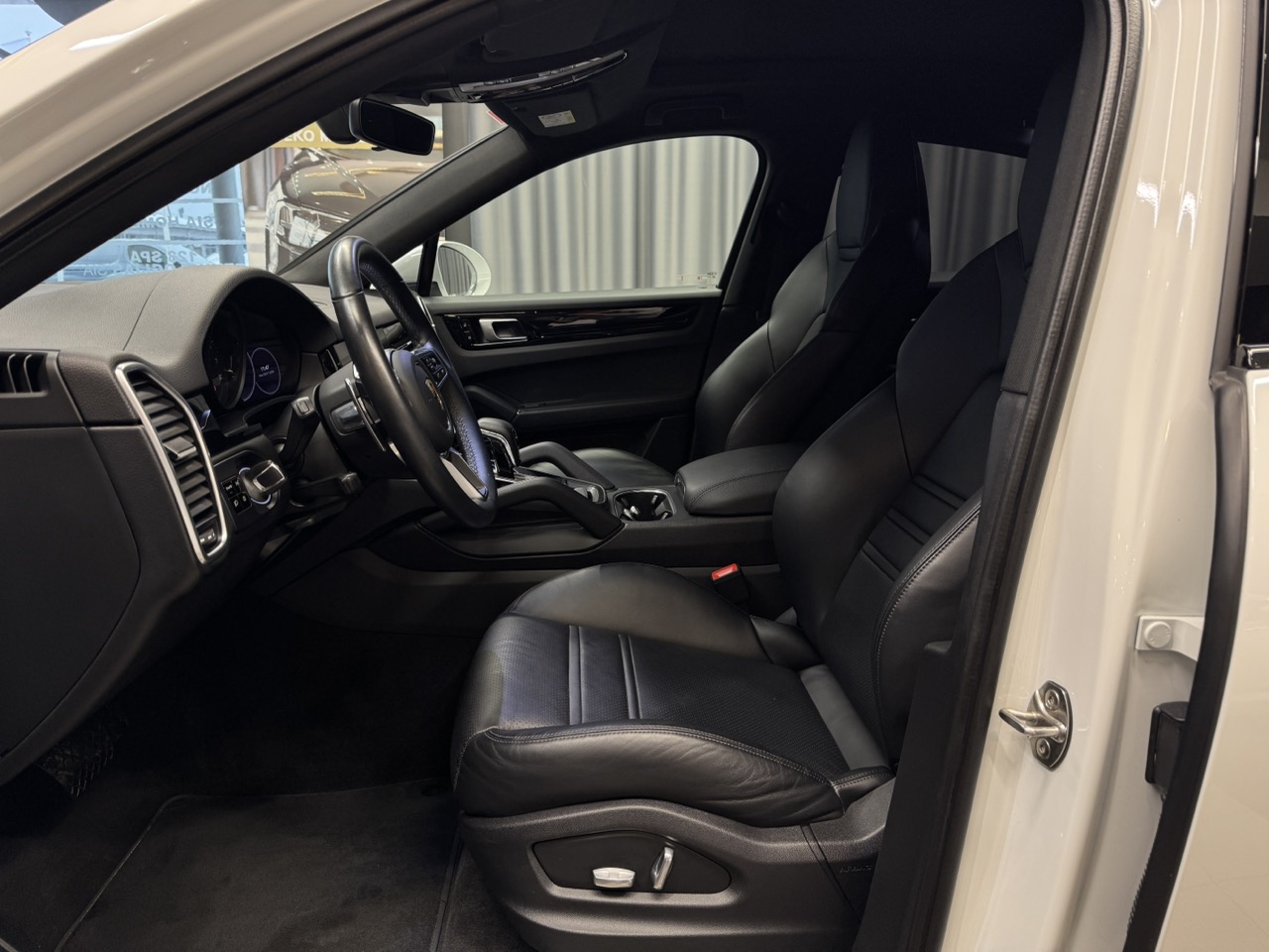 Car image 9