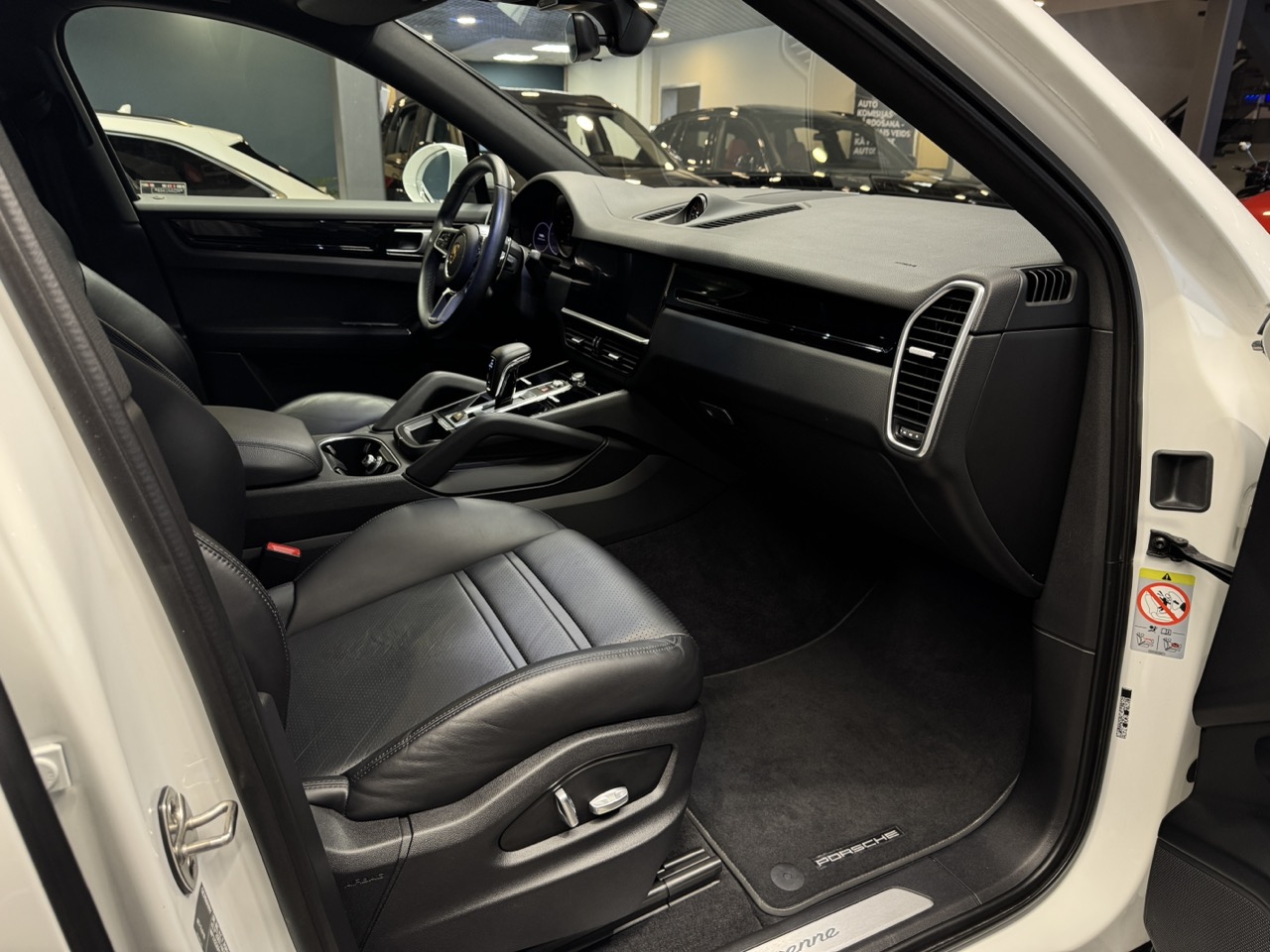 Car image 10