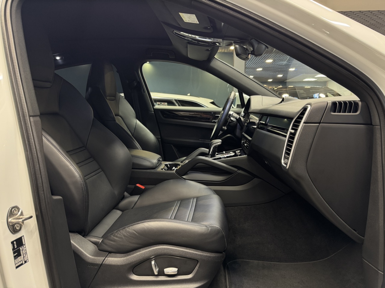 Car image 11