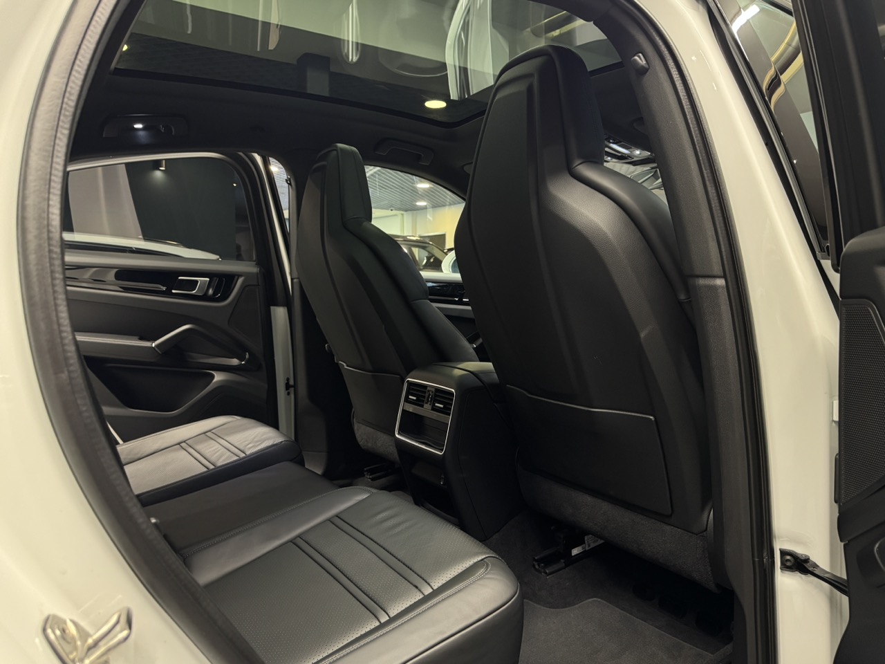 Car image 27