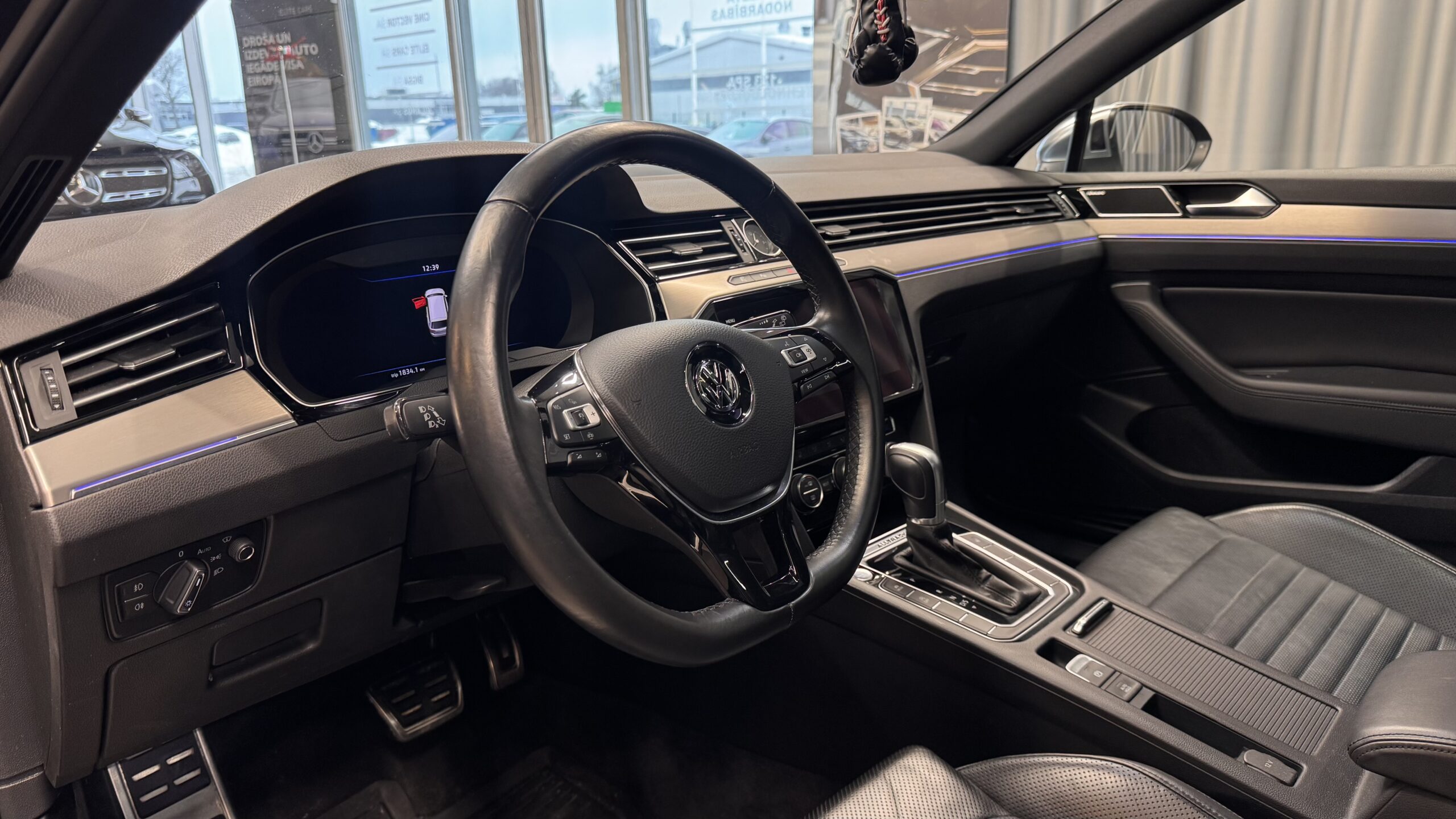 Car image 9