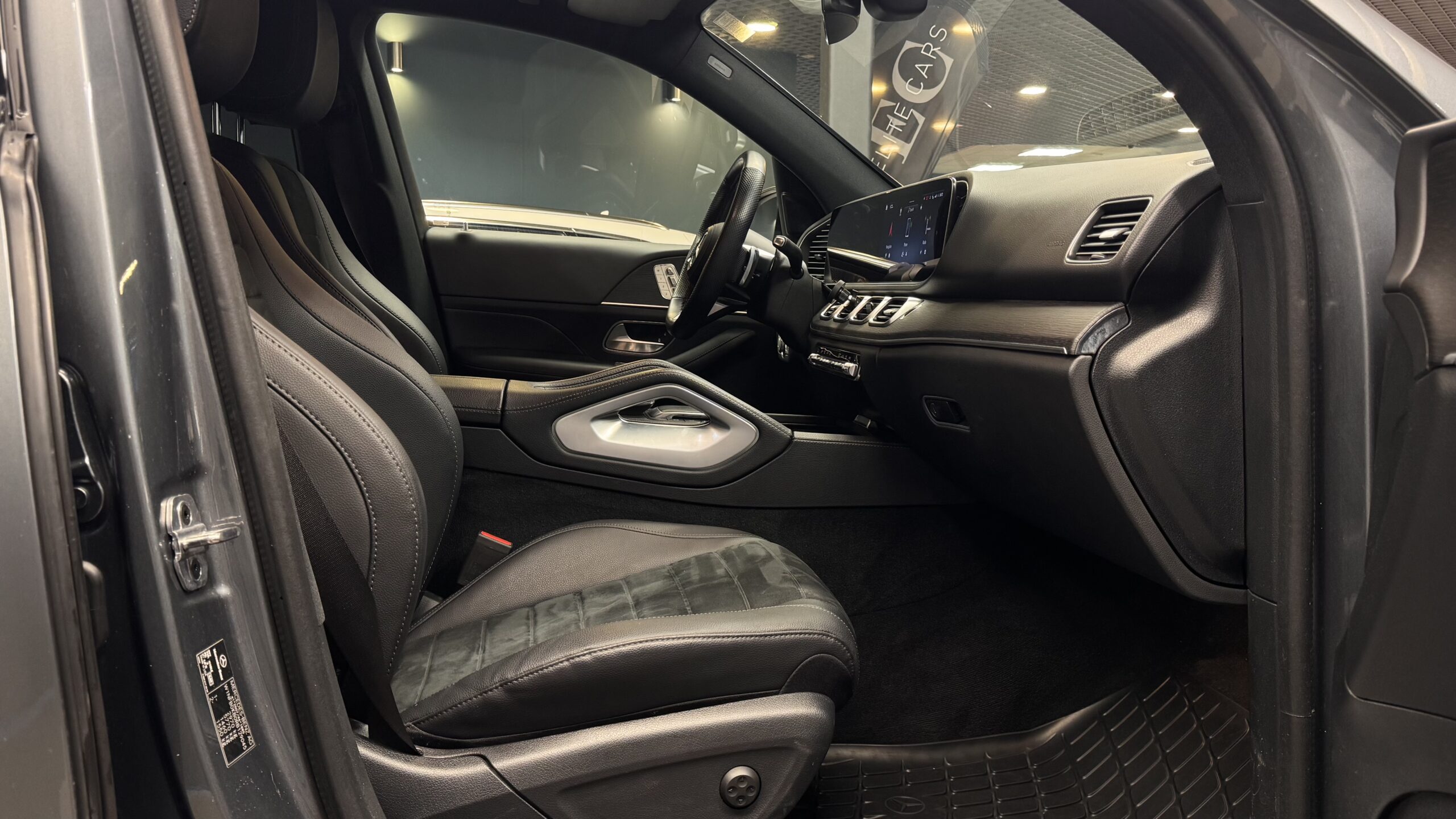 Car image 12