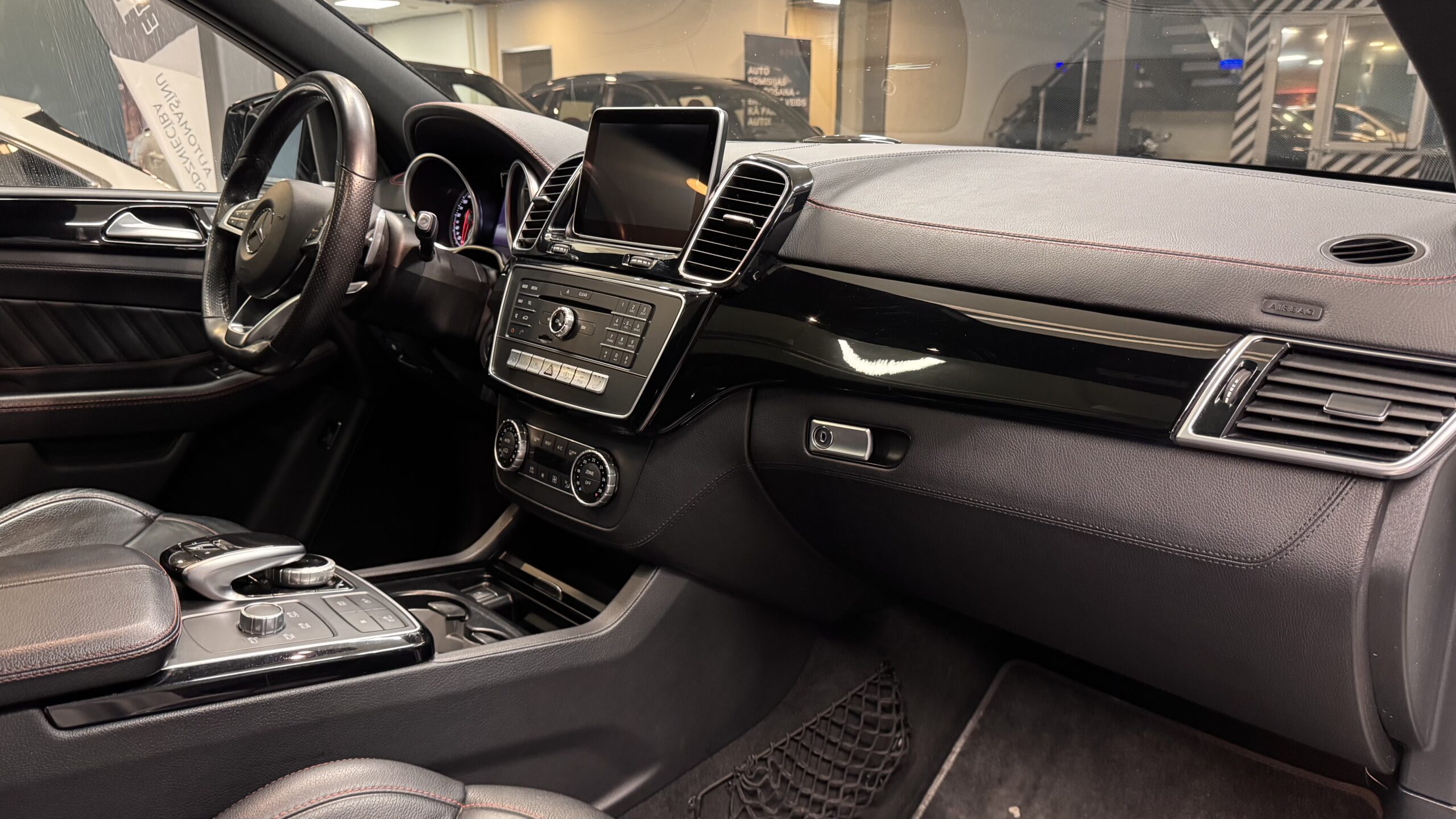Car image 12