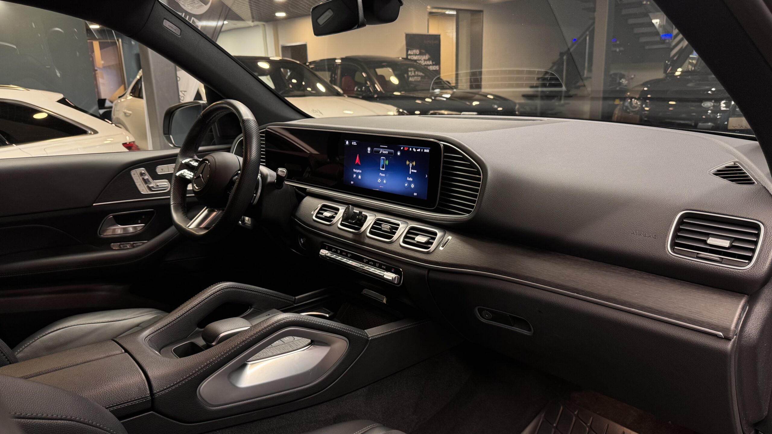 Car image 13