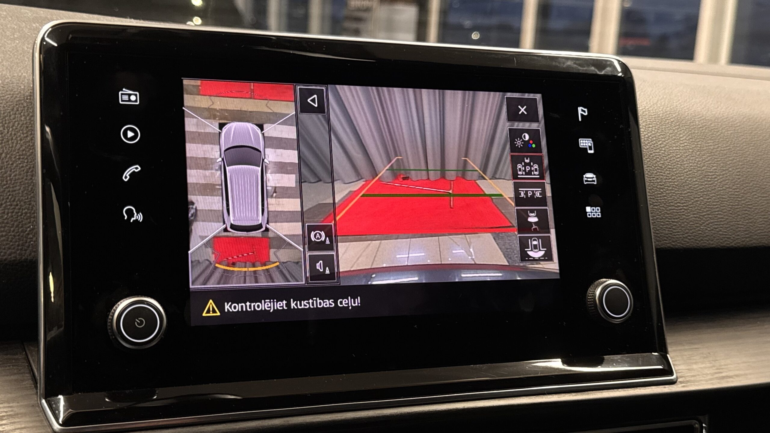 Car image 16
