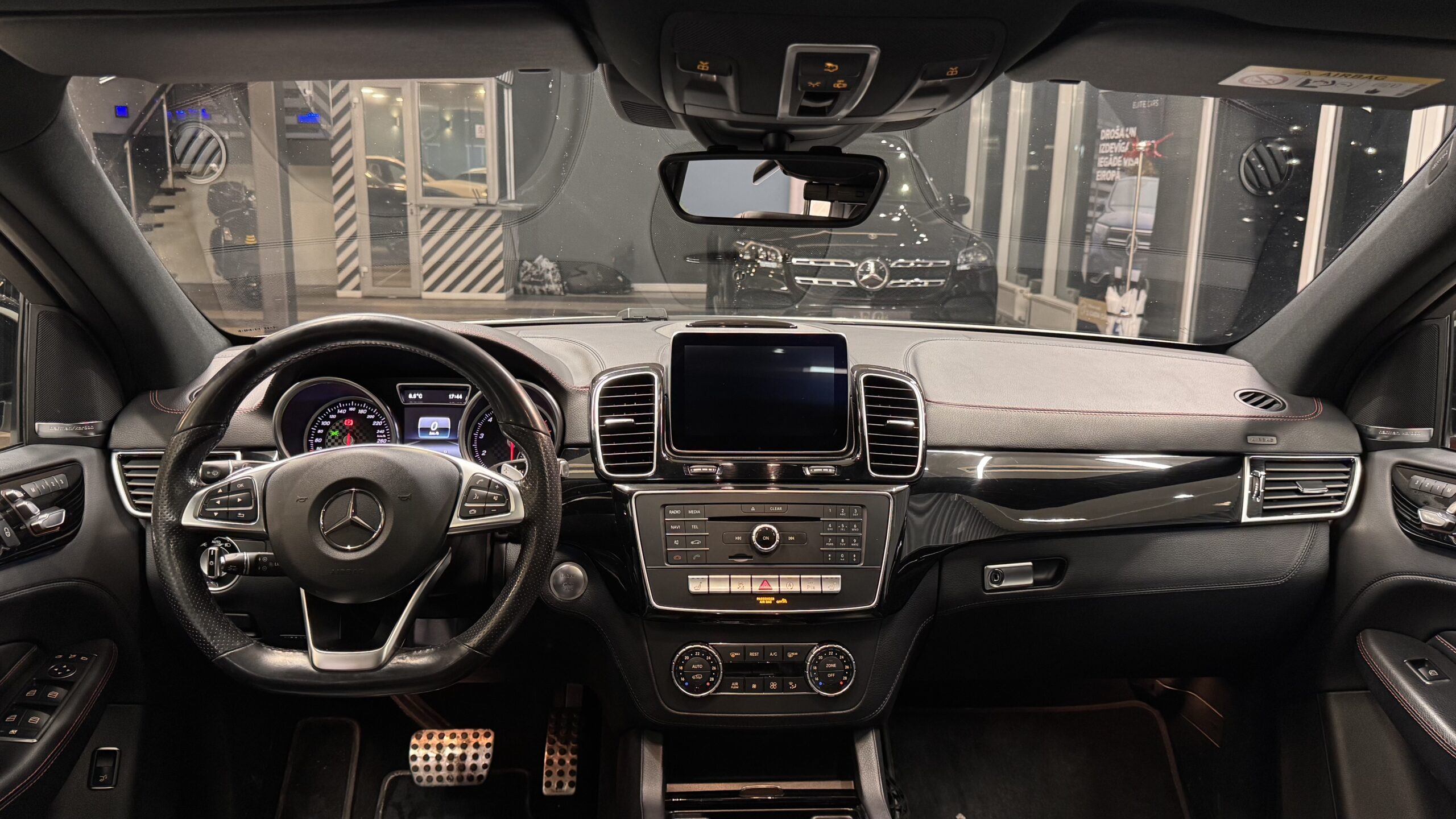 Car image 18