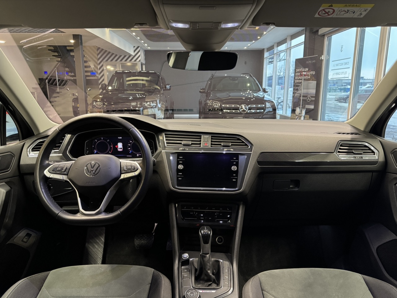 Car image 14
