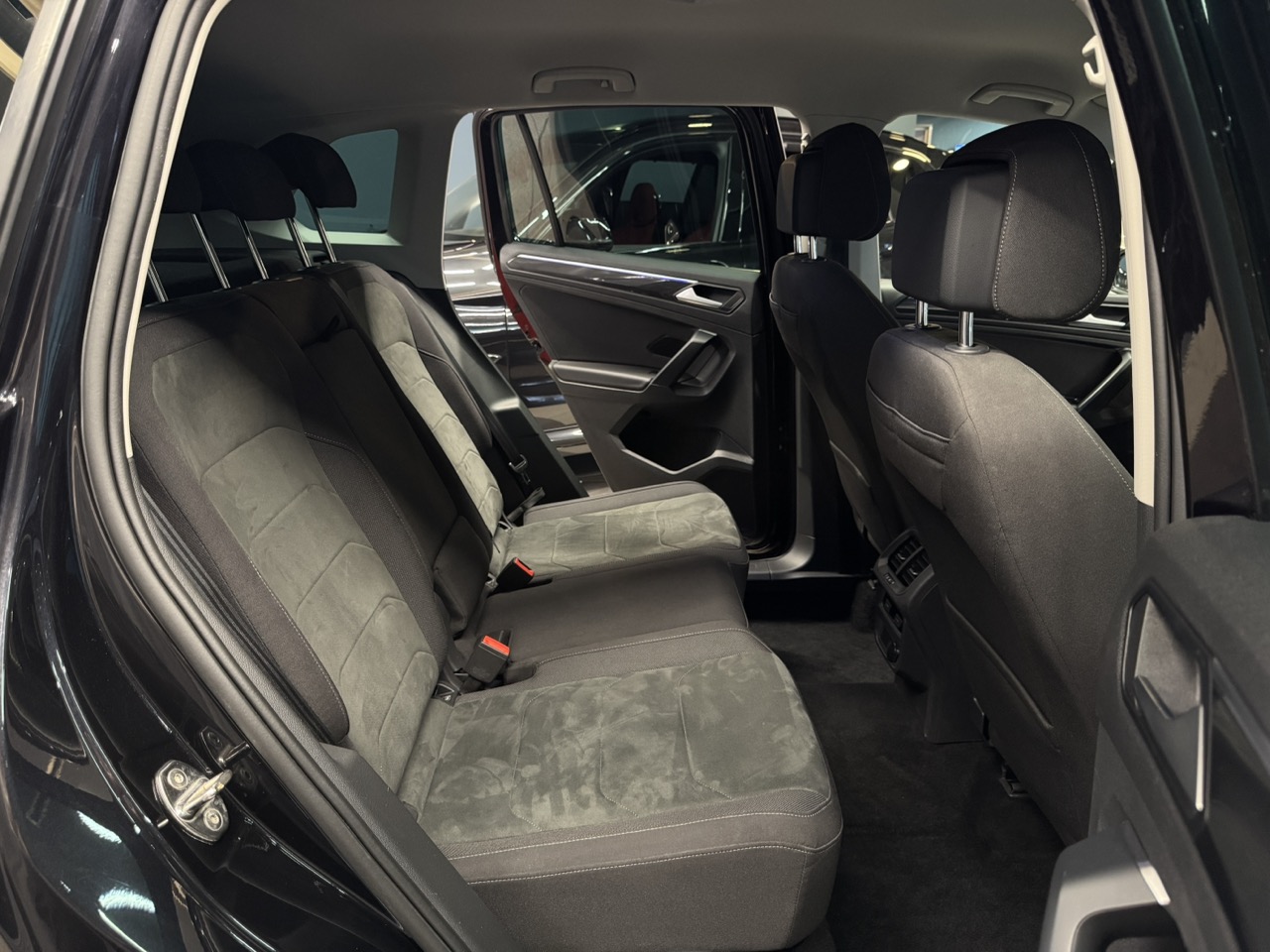Car image 32