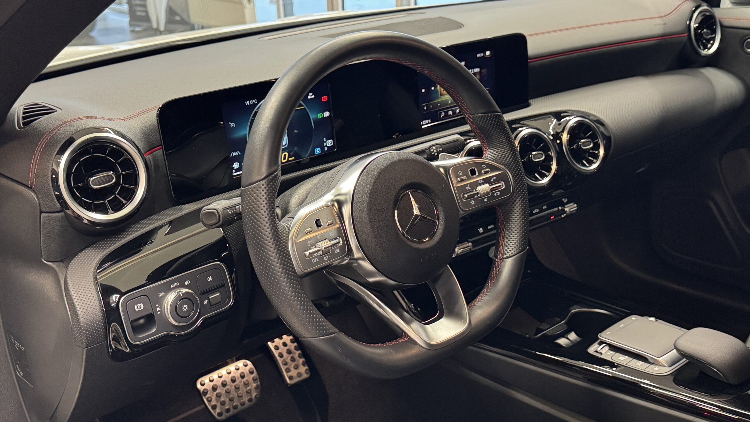 Car image 19