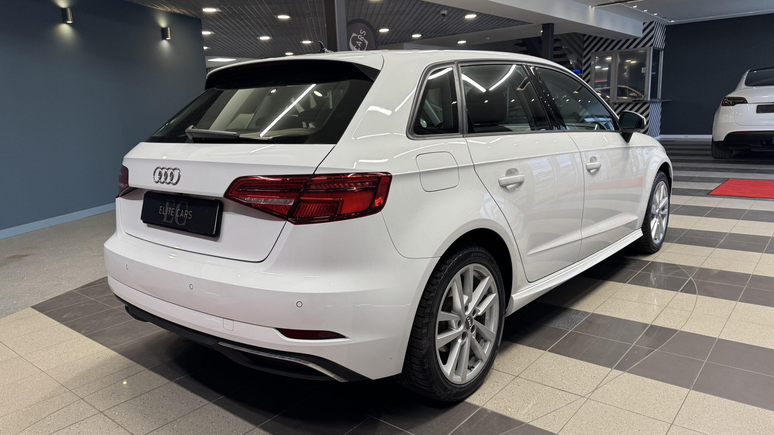 Car image 5