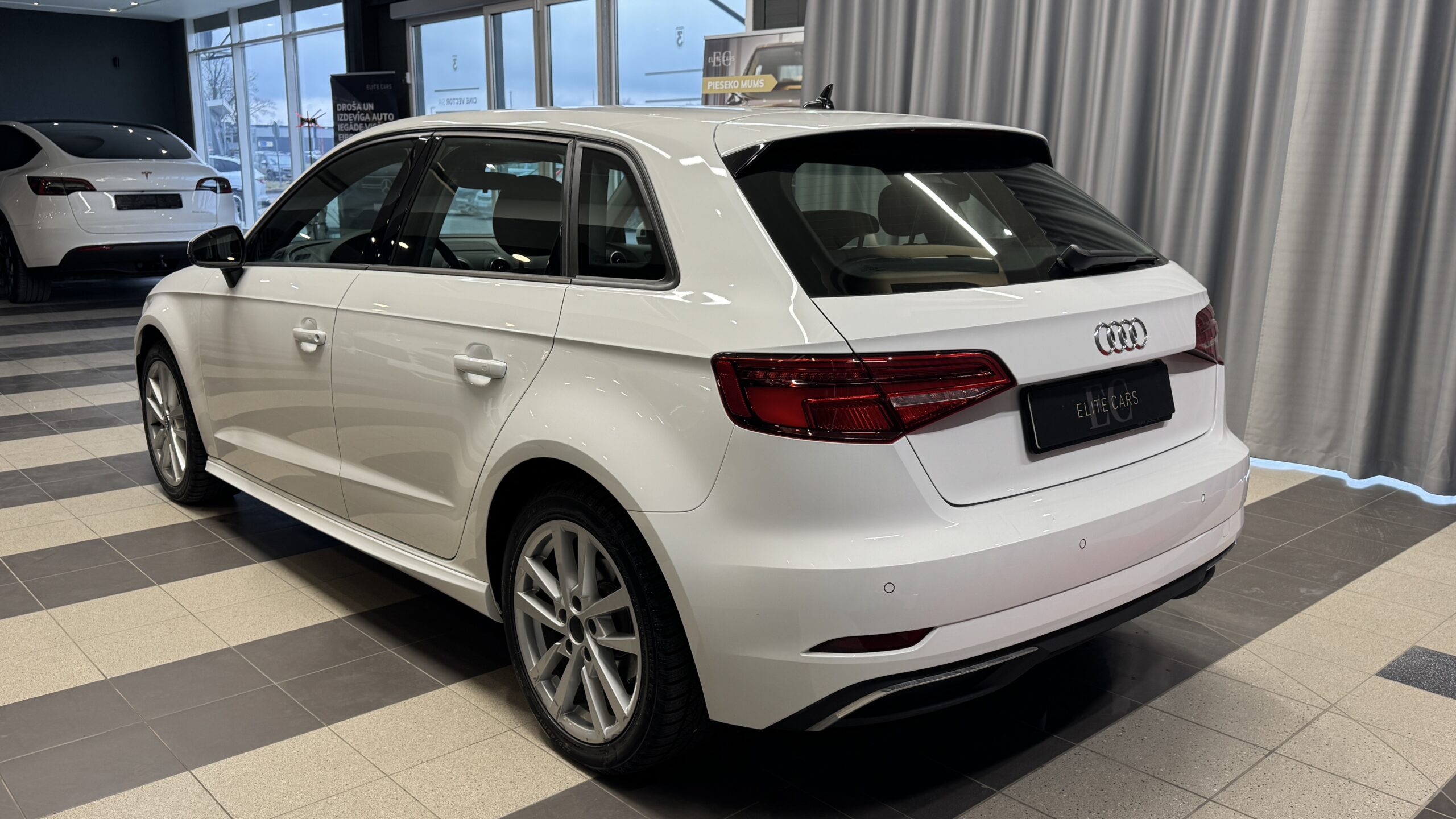 Car image 7