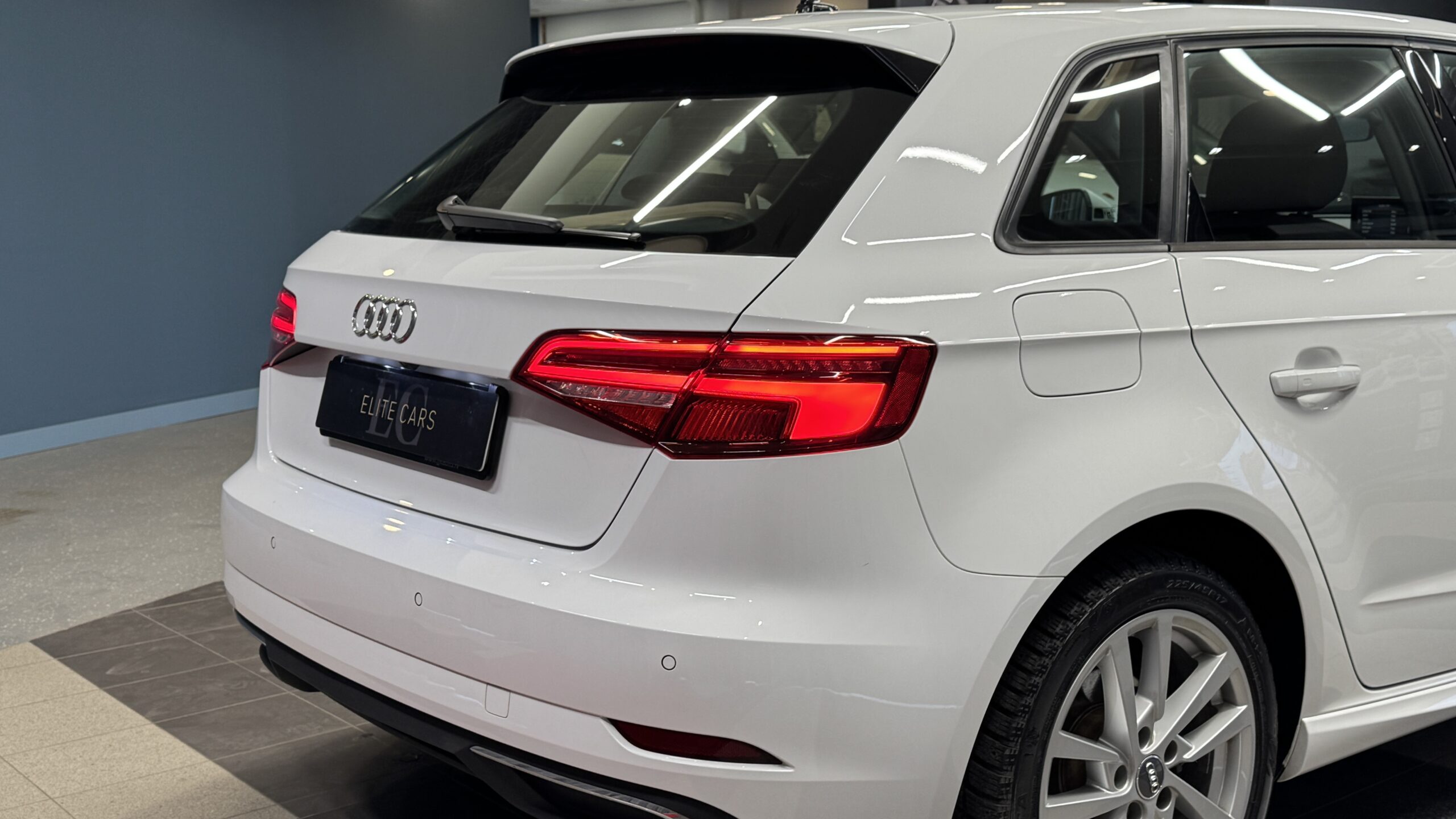 Car image 10