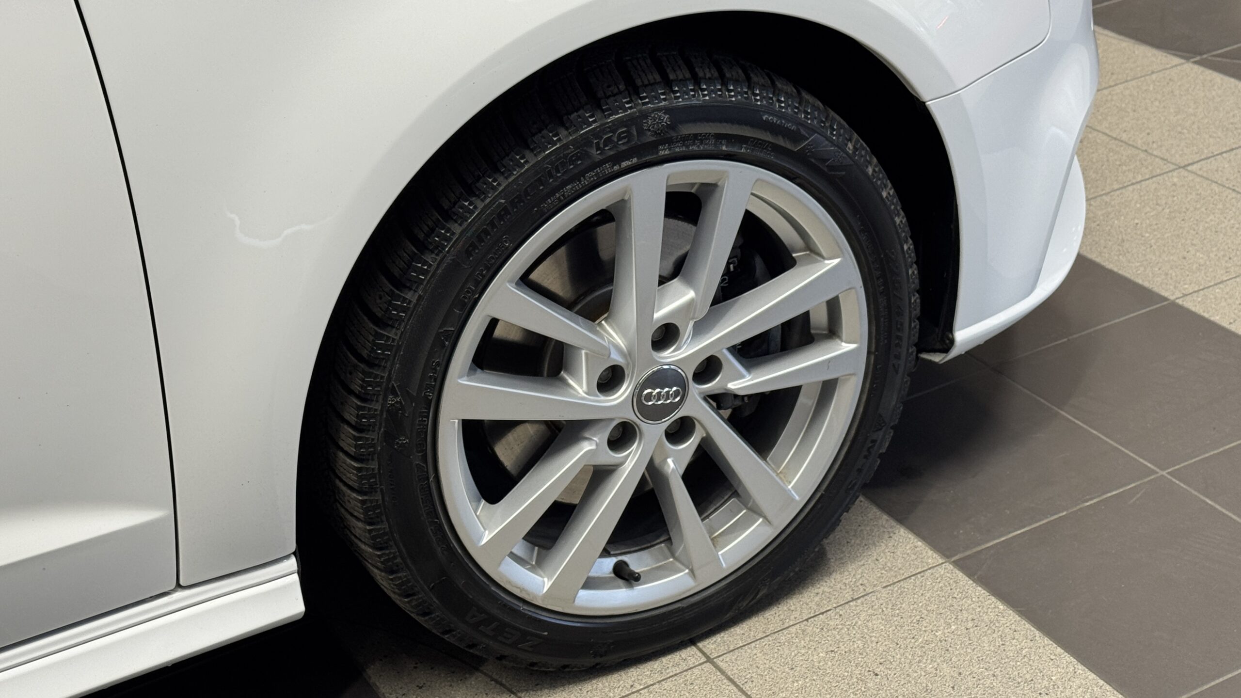 Car image 11